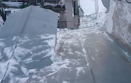 Очистка кровли дома по адресу ул. Луначарского, 33