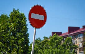 ГАИ вправе предписать жителям МКД установить во дворе дорожные знаки