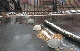 Установка бетонных сфер на придомовой территории по адресу ул. Екатерининская, 96