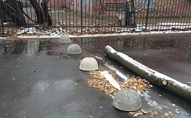 Установка бетонных сфер на придомовой территории по адресу ул. Екатерининская, 96