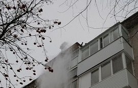 Очистка кровли домов от снега и наледи