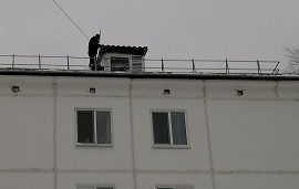 Чистка кровли дома по адресу ул. Крупской, 82 от снега и наледи