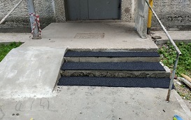 Нанесение противоскользящего покрытия на входные группы дома по адресу ул. Солдатова, 36