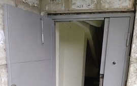 Окрашивание входной двери дома по адресу ул. 25 Октября, 29