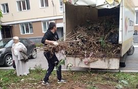 Вывоз мусора с придомовой территории по адресу ул. Екатерининская, 96